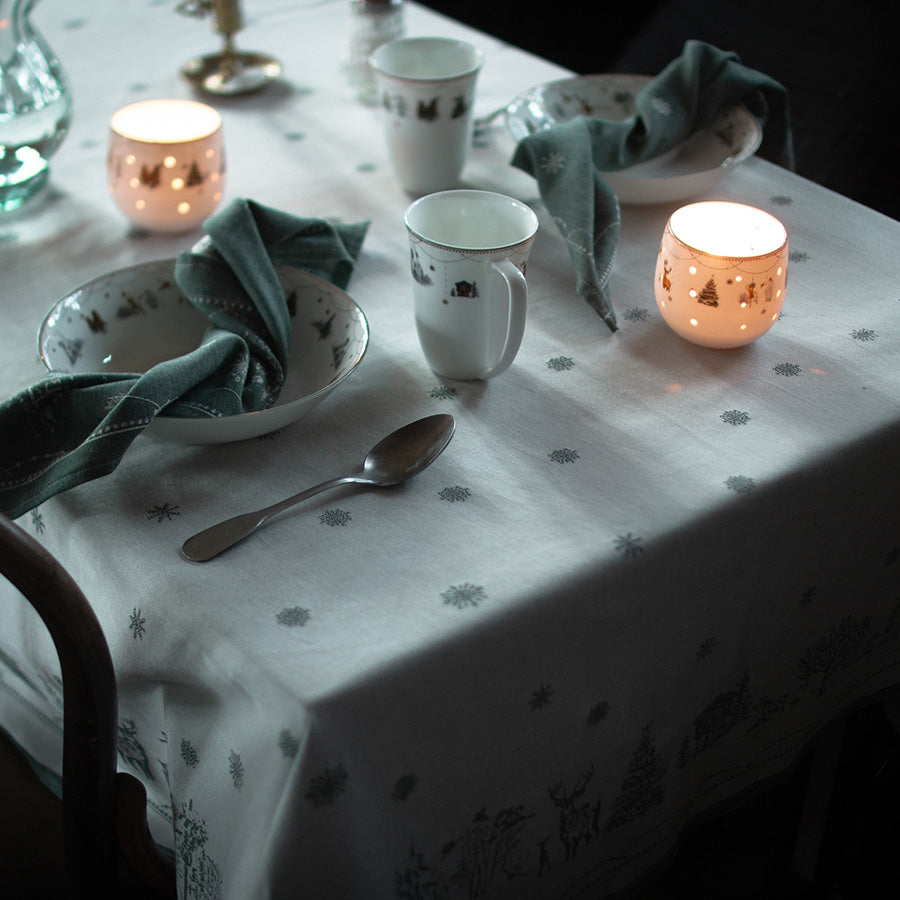 Dekorert bord med Wik & Walsøe Julemorgen lyslykter som skaper stemning, sammen med tallerkener og drikkeglass til julebordet.