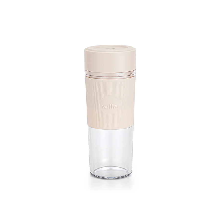 Wilfa bærbar blender i beige farge med gjennomsiktig beholder, ideell for smoothies og shakes.