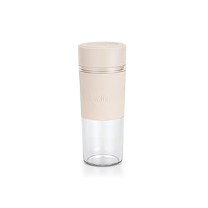 Wilfa bærbar blender i beige farge med gjennomsiktig beholder, ideell for smoothies og shakes.