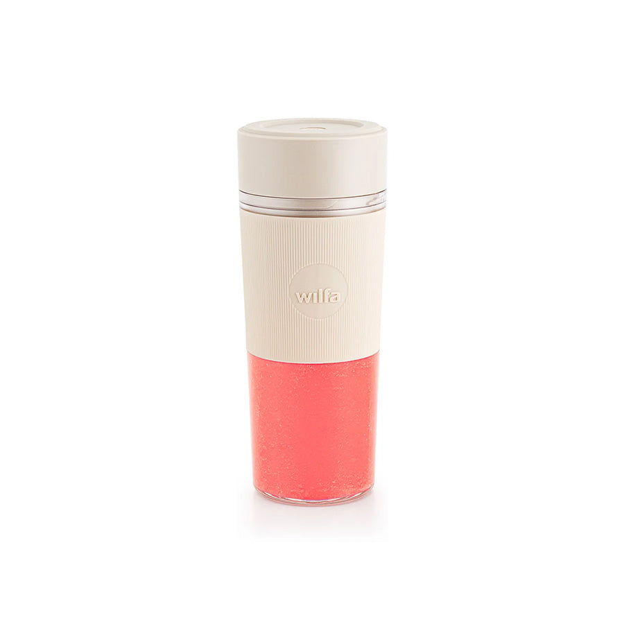 Wilfa bærbar blender med rosa smoothie i gjennomsiktig beholder, ideell for helsebevisste brukere.