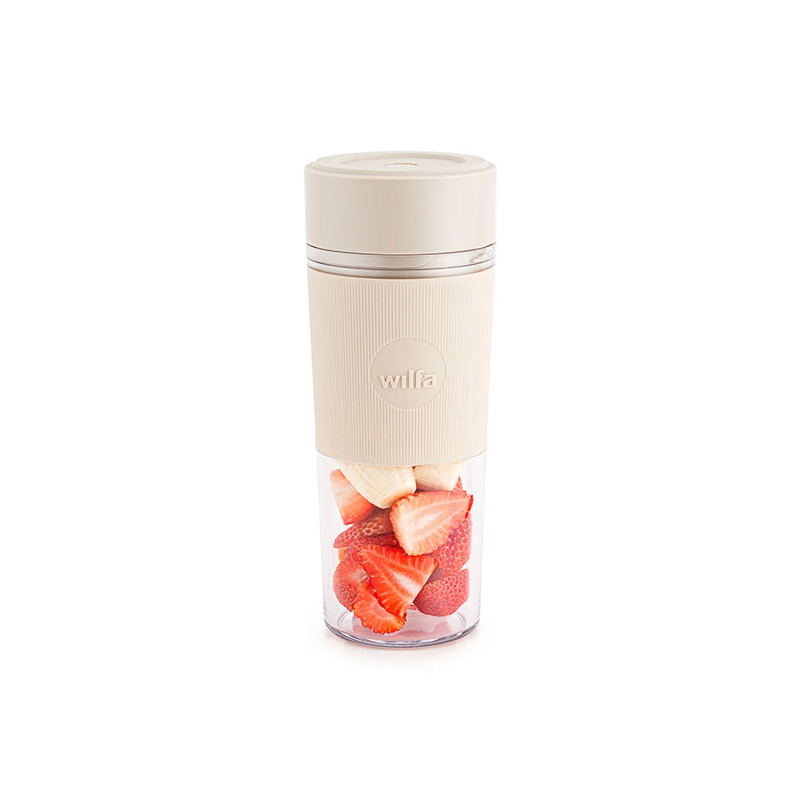 Wilfa bærbar blender fylt med ferske jordbær og bananer, klar til å lage en smakfull smoothie.