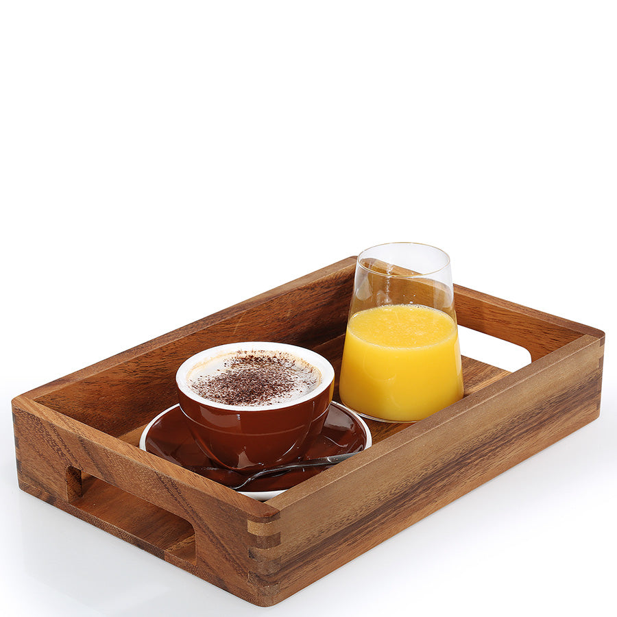 Serveringsbrett i akasietre med en kopp kaffe og et glass juice, perfekt for frokost eller brunch.