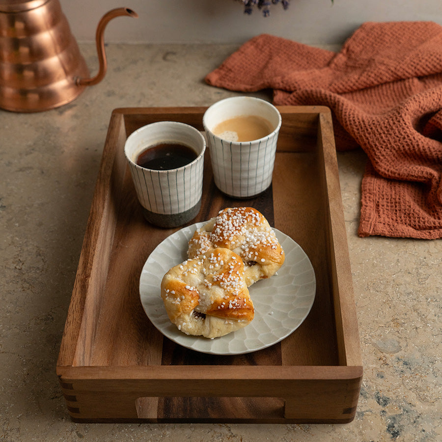Serveringsbrett med deilige bakverk og varme drikker, ideelt for servering av snacks og kaffe.