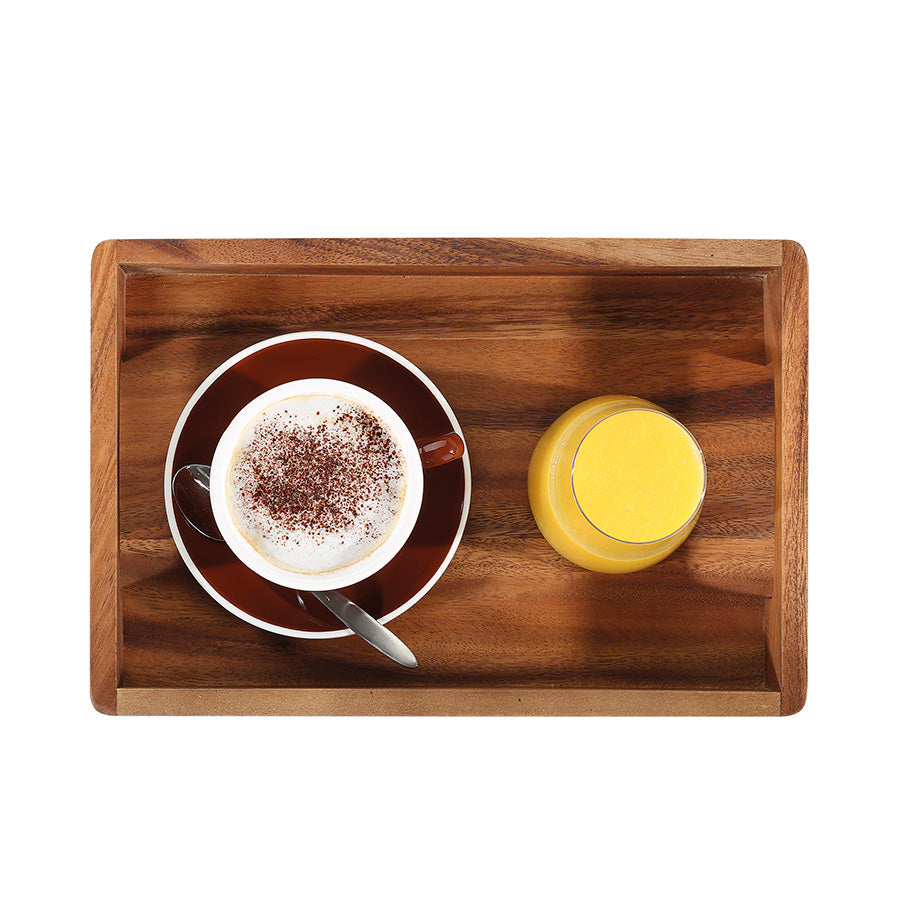 Serveringsbrett med en kopp cappuccino og juice, ideelt for servering av morgenmåltider.