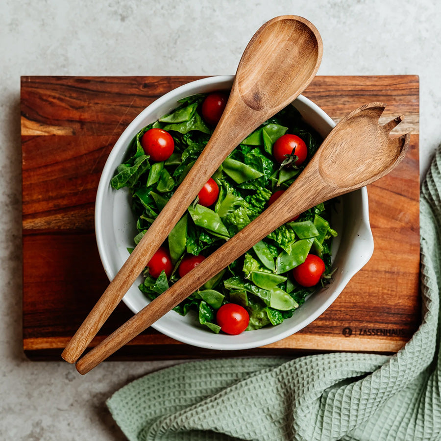Salatbestikk i akasietre fra Zassenhaus over en frisk salat med tomater