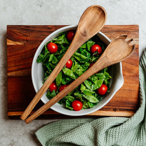 Salatbestikk i akasietre fra Zassenhaus over en frisk salat med tomater